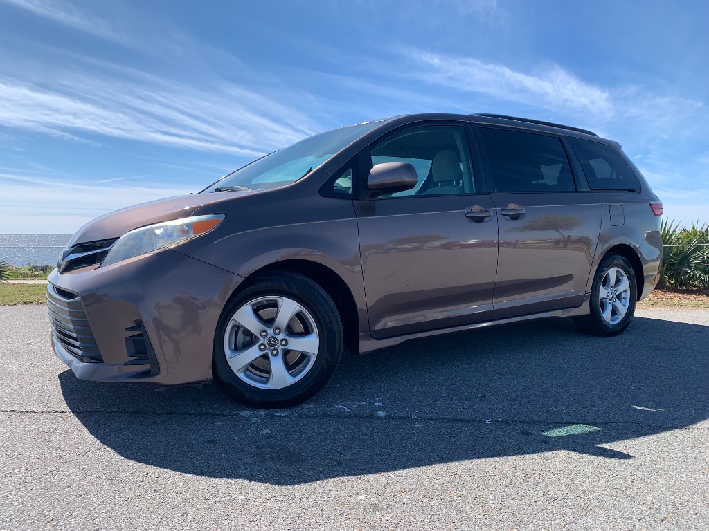 2018 Toyota Sienna LE V6 8-Passenger's photo